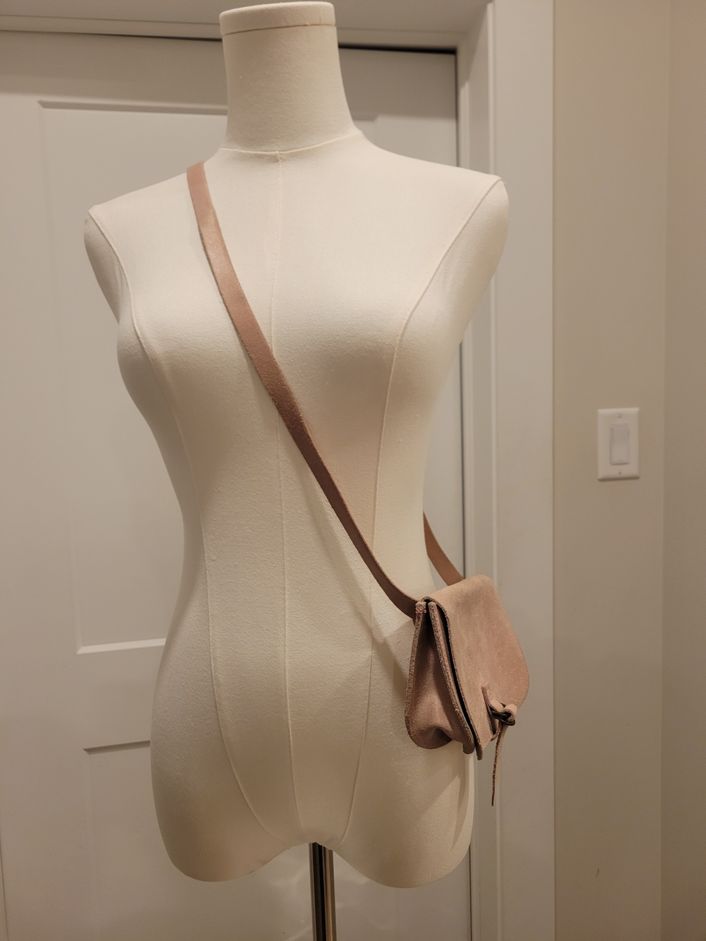 Garuglieri Genuine Leather Dusty Pink Minimalist Crossbody Purse. Made In Italy - Picture 2 of 9